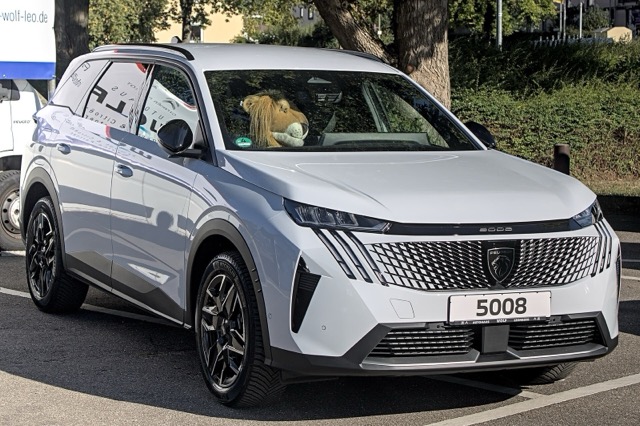 Peugeot e-5008
